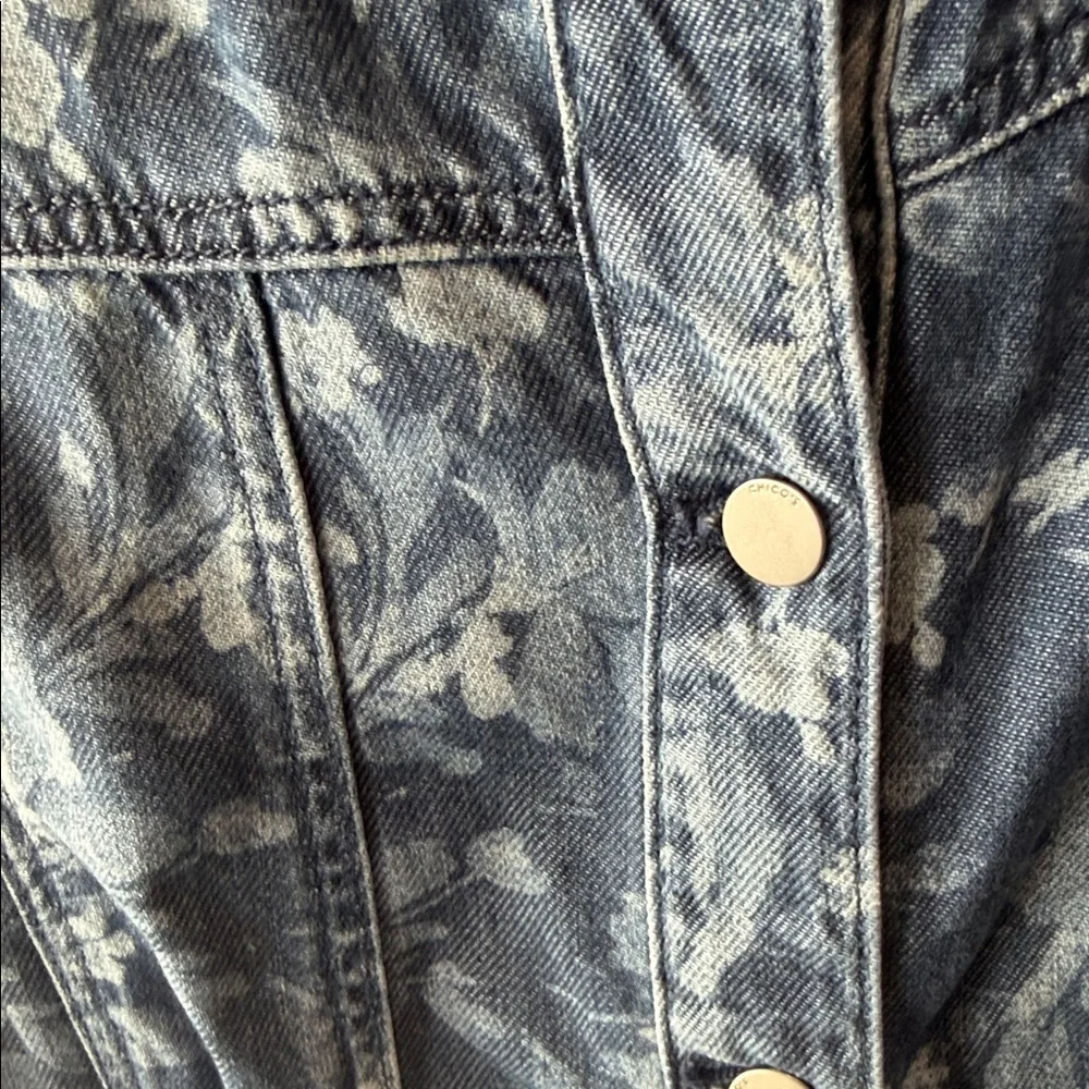 Super soft! Chico's Dark Blue Patterned Jean Jacket - Picture 3 of 8